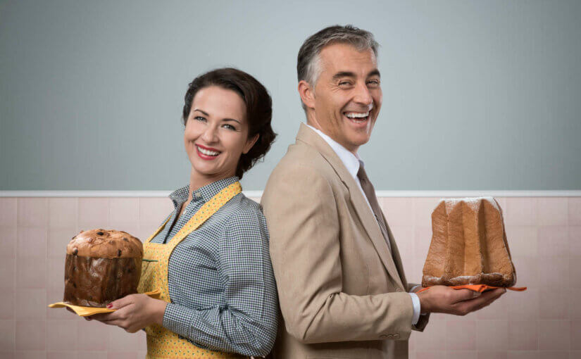 2 personnes avec chacune un panettone